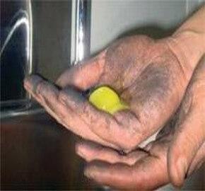 Nettoie rapidement les mains souillées de cambouis, graisses, goudrons, poussières de freins ou autres, laisse la peau douce